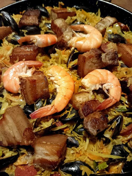 Paella espagnole aux crevettes, moules et viande sur riz au safran au Baccara Lodge, Arengosse