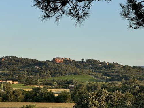 Vue sur le village de Roussillon depuis le boutique-hôtel Mas de Garrigon