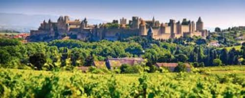 La forteresse médiévale de Carcassonne dominant les vignobles près de Labastide-Rouairoux, France