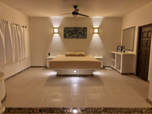 Amplio dormitorio principal en casa de huéspedes Casa Calilla con cama king, ventilador de techo, apliques y piso de azulejo en Puerto