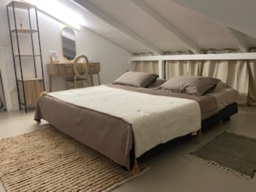 Chambre style loft classique : lit King size, climatisée et tout confort, idéale pour le repos et les moments de détente.