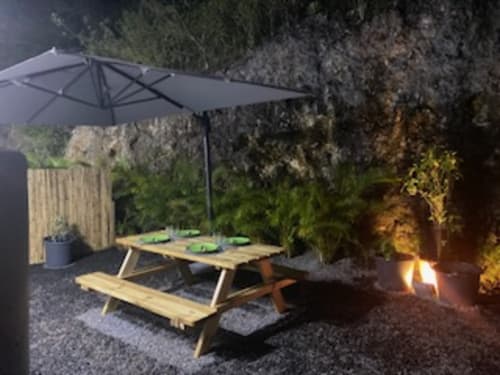 Un espace extérieur aménagé avec cuisine extérieure et barbecue est mis à disposition pour vos repas plus élaborés, sous conditions. (Voir le règlement intérieur)