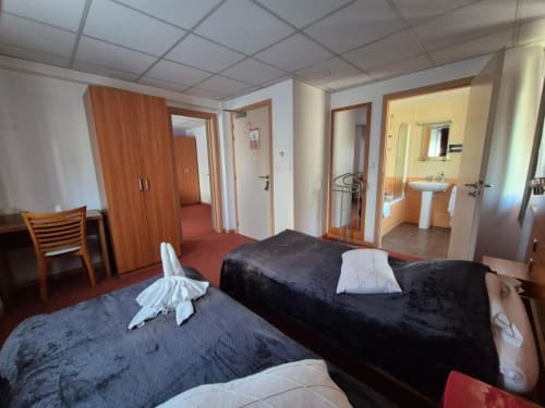 Lit | Salle de bain | Fermer | Bureau | Chaise
