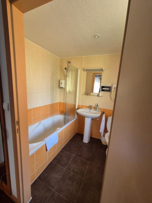 Lavabo | Baignoire | Miroir | Salle de bain
