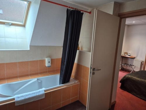 Baignoire | Salle de bain | Lit | Rideau
