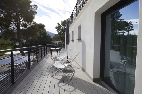 Offrez vous un moment d’exception dans notre loft avec sa grande terrasse. Pouvant accueillir deux personnes et un enfant avec un lit supplémentaire.
Idéale pour un séjour en couple ou en famille. 
Des chambres adaptées à vos besoins, avec climatisation, literie haute qualité et parking gratuit. 
Situé entre Marseille et Aubagne, à 10 minutes de Cassis.