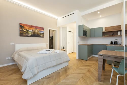 Современная студия в Magnolia Apartments Milan с кроватью, кухоньей и паркетом елочкой