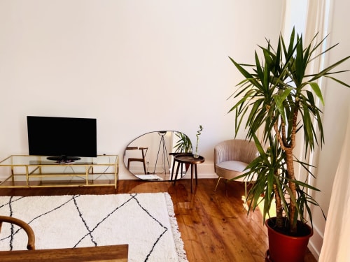 Sala de estar moderna no Royal Prince Garden Apartments, Lisboa, com TV de ecrã plano, planta em vaso, espelho e conforto