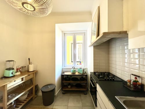 Modern kitchen in River 3Bedroom Apartment at Royal Prince Garden Apartments, Lisboa, with black stovetop, white subway tile
