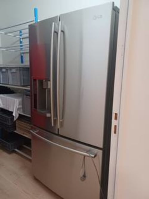 Réfrigérateur en acier inoxydable dans le hall de réception de l'hôtel Accolade, Châteaudun