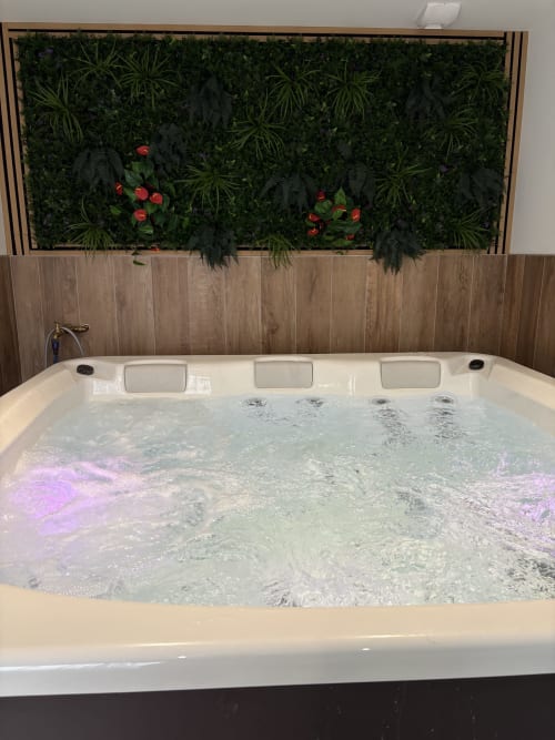 Luxuriöser Whirlpool mit sprudelndem Wasser und violetter Beleuchtung im Chambres d'hôtes & Spa Lady Jule, Sainte-Luce-sur-Loire