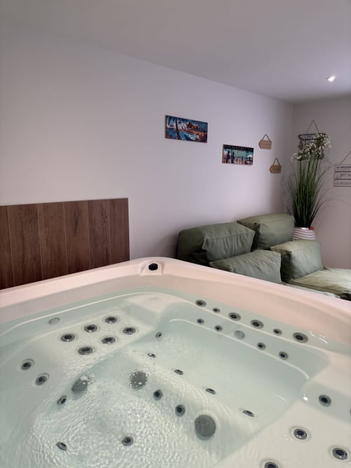 Suite spa luxe avec jacuzzi à jets et sièges confortables verts au Lady Jule B&B, Sainte-Luce-sur-Loire