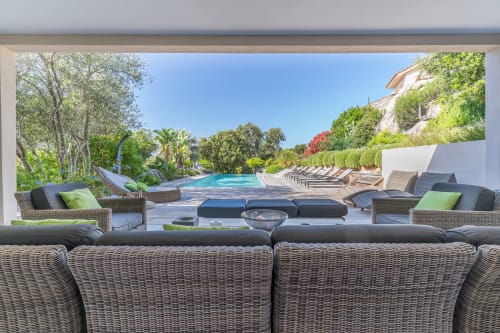 Poolhoudr piscine luxe Villa Marina Di Cavu avec vue sur Bonifacio, mobilier en rotin et jardins méditerranéens