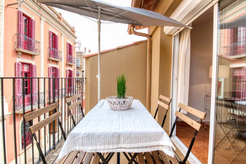 Terraza exterior de Finques Garcia Enrich con mesa de comedor, toldo retráctil y vistas del colorido Palafrugell