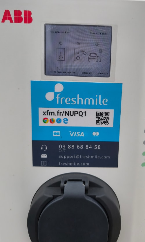 Borne de recharge ABB avec interface Freshmile pour location vacances Belle Île en Mer