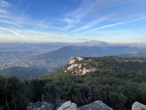 monts toulonnais au départ des gîtes