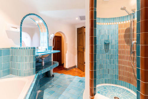 Salle de bain luxueuse de la Grande Suite à Villa Marina Di Cavu, Bonifacio avec carrelage turquoise, équipements modernes et douche