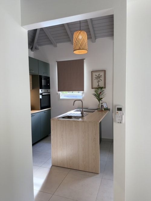Cuisine moderne avec îlot en bois et évier à la villa Ixora de Domaine de la Glacière, Petit-Bourg