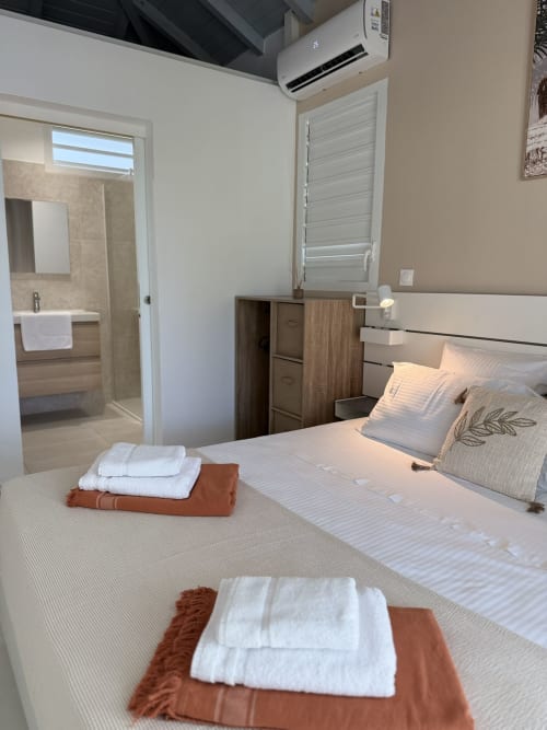 Chambre Hibiscus du Domaine de la Glacière, Petit Bourg avec lits jumeaux, accès salle de bains et climatisation