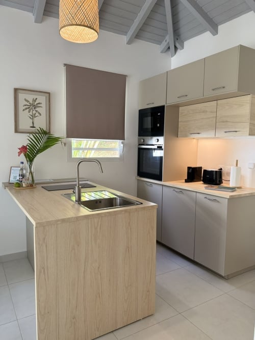 Cuisine moderne avec évier îlot au bungalow Hibiscus du Domaine de la Glacière, Petit-Bourg