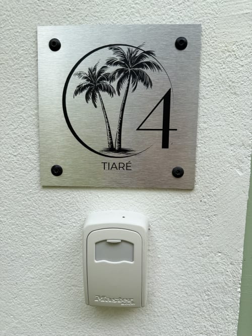 Panneau de la chambre 4 Tiaré Bungalow avec logo palmier au Domaine de la Glacière, Guadeloupe
