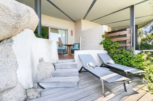 Terrasse face mer à la Villa Marina Di Cavu avec transats, vue sur la mer et éléments en pierre naturelle à Bonifacio