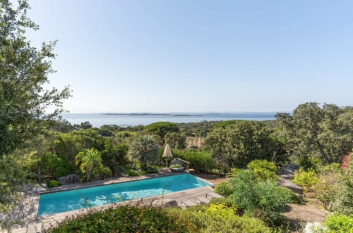 Villa de luxe avec piscine surplombant la mer à Bonifacio, Corse, jardins méditerranéens et eau turquoise