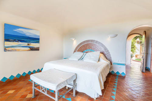 Chambre lumineuse avec vue mer à la Villa Marina Di Cavu, Bonifacio, voûte en briques et carrelage en terre cuite