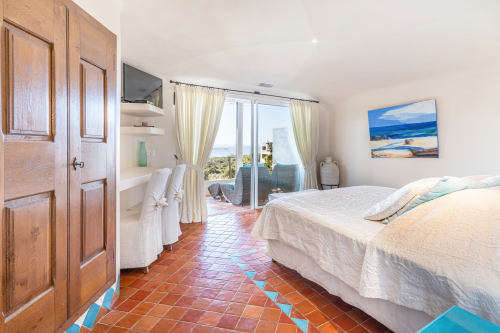 Chambre avec vue mer luxueuse à la Villa Marina Di Cavu, Bonifacio, avec terrasse, lits jumeaux et tableau de paysage côtier