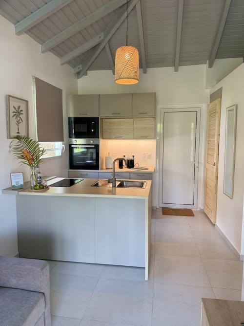Cuisine moderne avec îlot au bungalow Tiaré du Domaine de la Glacière, Petit-Bourg