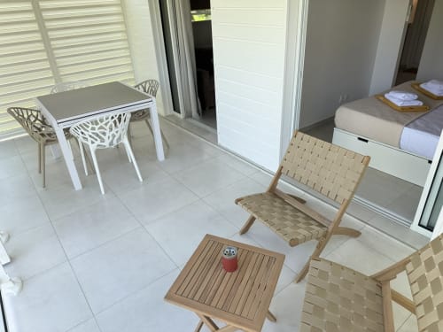 Le Bungalow Tiaré du Domaine de la Glacière offre un mobilier moderne, un carrelage et des espaces de détente.