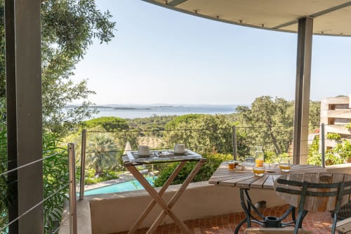 Terrasse côtière à la Villa Marina Di Cavu à Bonifacio avec vue sur la mer, table de repas et piscine dominant la Méditerranée