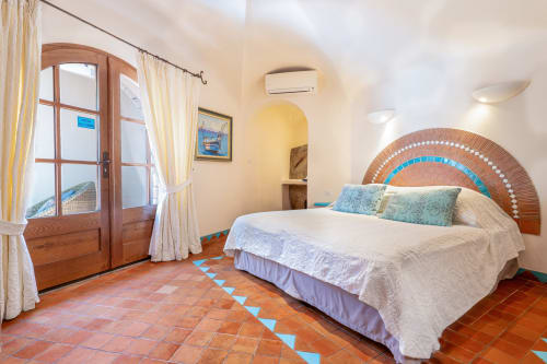 Spacieuse chambre double à Villa Marina Di Cavu, Bonifacio, avec carrelage en terre cuite, portes en bois, climatisation et