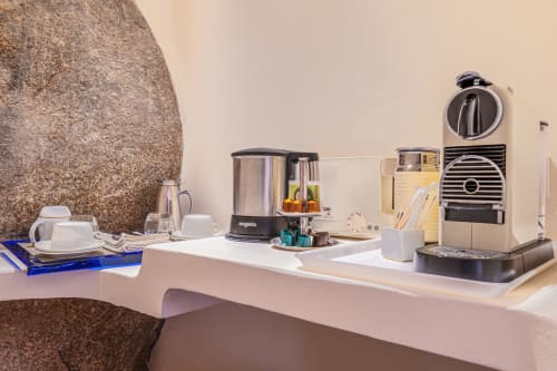 Station d'accueil de l'hôtel avec bouilloire, cafetière et équipements à Villa Marina Di Cavu à Bonifacio