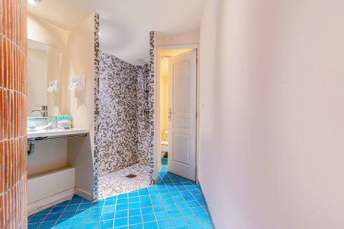 Salle de bain moderne de la Villa Marina Di Cavu à Bonifacio avec carrelage bleu, douche mosaïquée et lavabo