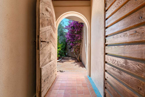 Couloir voûté ouvrant sur la terrasse du jardin avec bougainvillées en fleurs à la Villa Marina Di Cavu, Bonifacio