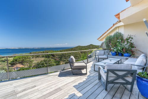 Magnifique terrasse de villa à Bonifacio avec vue sur mer, mobilier de détente et côte méditerranéenne