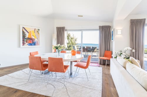 Salle à manger de villa moderne avec fauteuils orange, balcon vue mer et décoration côtière à Villa Marina Di Cavu, Bonifacio