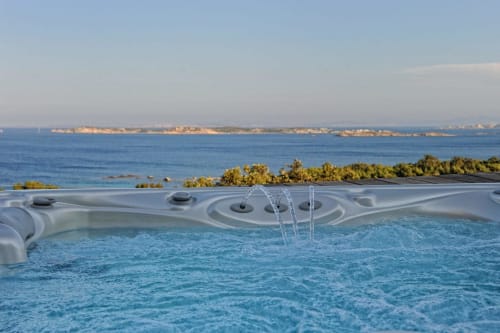 Villa de luxe avec piscine à débordement vue sur la baie de Bonifacio, Corse