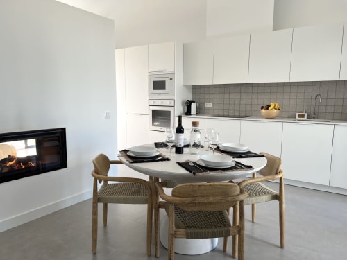 Cozinha e sala de jantar moderna na vila Casa Amado, Bordeira com lareira e vista para o mar