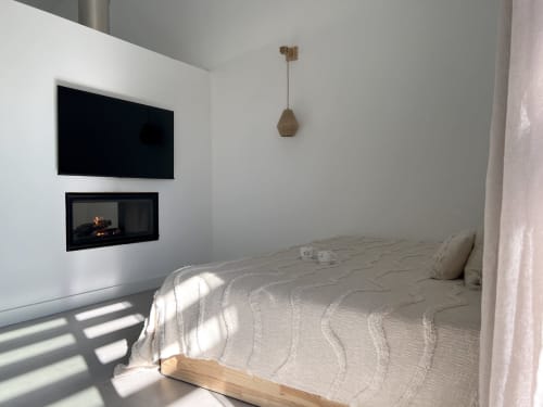 Quarto moderno na villa Casa Amado em Bordeira com lareira, TV de parede e luz natural da varanda compartilhada