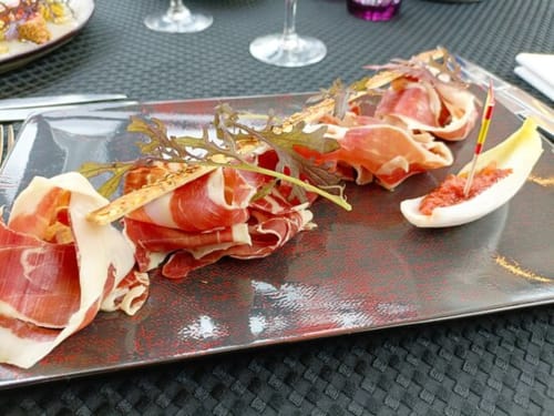 Élégant plateau de charcuterie avec viandes froides tranchées et garniture à Domaine du haut de la Dombes, Châtillon-sur-Chalaronne