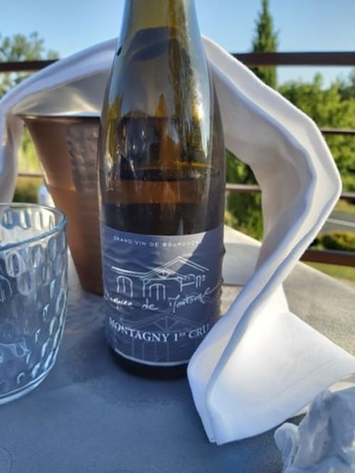 Bouteille de Bourgogne et verres au Domaine du Haut de la Dombes, Châtillon-sur-Chalaronne