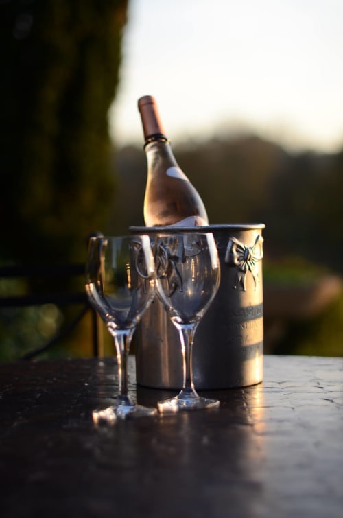 Bouteille de vin dans un seau à glaçons en métal avec deux verres au Domaine du haut de la Dombes, Châtillon-sur-Chalaronne