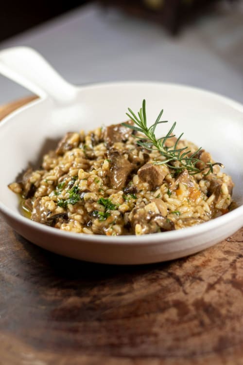 Risotto ai funghi cremoso con garnish di rosmarino fresco a Villa Vista Lago di Como, Bellano