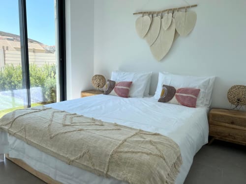 Quarto moderno e luminoso na villa Casa Amoreira com vista para o mar, roupa de cama branca, mesas-de-cabeceira em madeira e decoração costeira em Bordeira