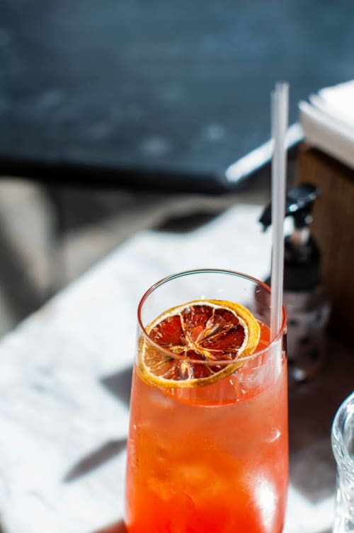 Cocktail di pompelmo rinfrescante con fetta di agrumi a Villa Vista Lago di Como, Bellano