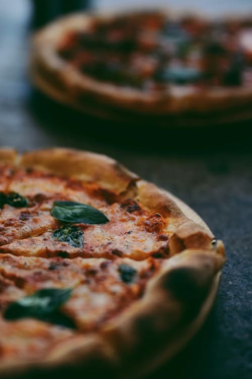 Pizza italiana fresca con basilico a Villa Vista Lago di Como, Bellano