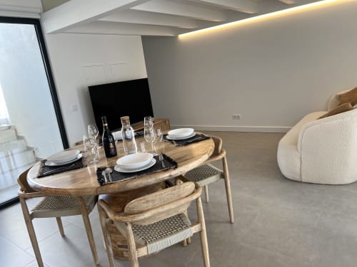 Sala de jantar da villa moderna com mesa de madeira e vistas para o mar em Casa Arrifana, Bordeira Portugal