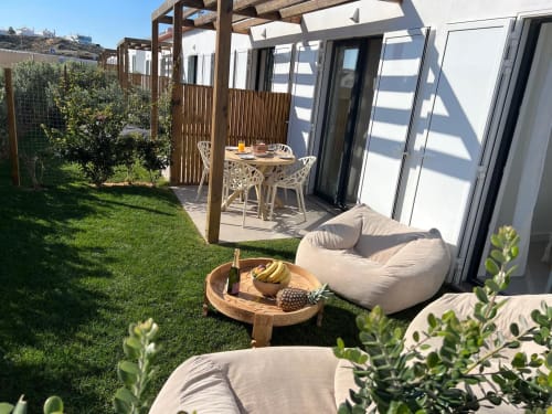 Terraço da villa Casa Arrifana em Bordeira com zona de estar, pergolado de madeira, área de jantar e jardim privado com vista para o